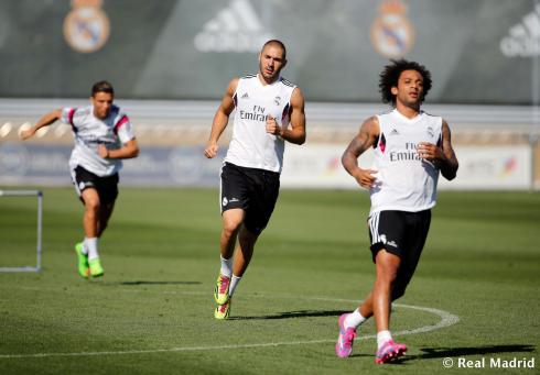 Don't look behind you, Karim! Cris is coming up fast.